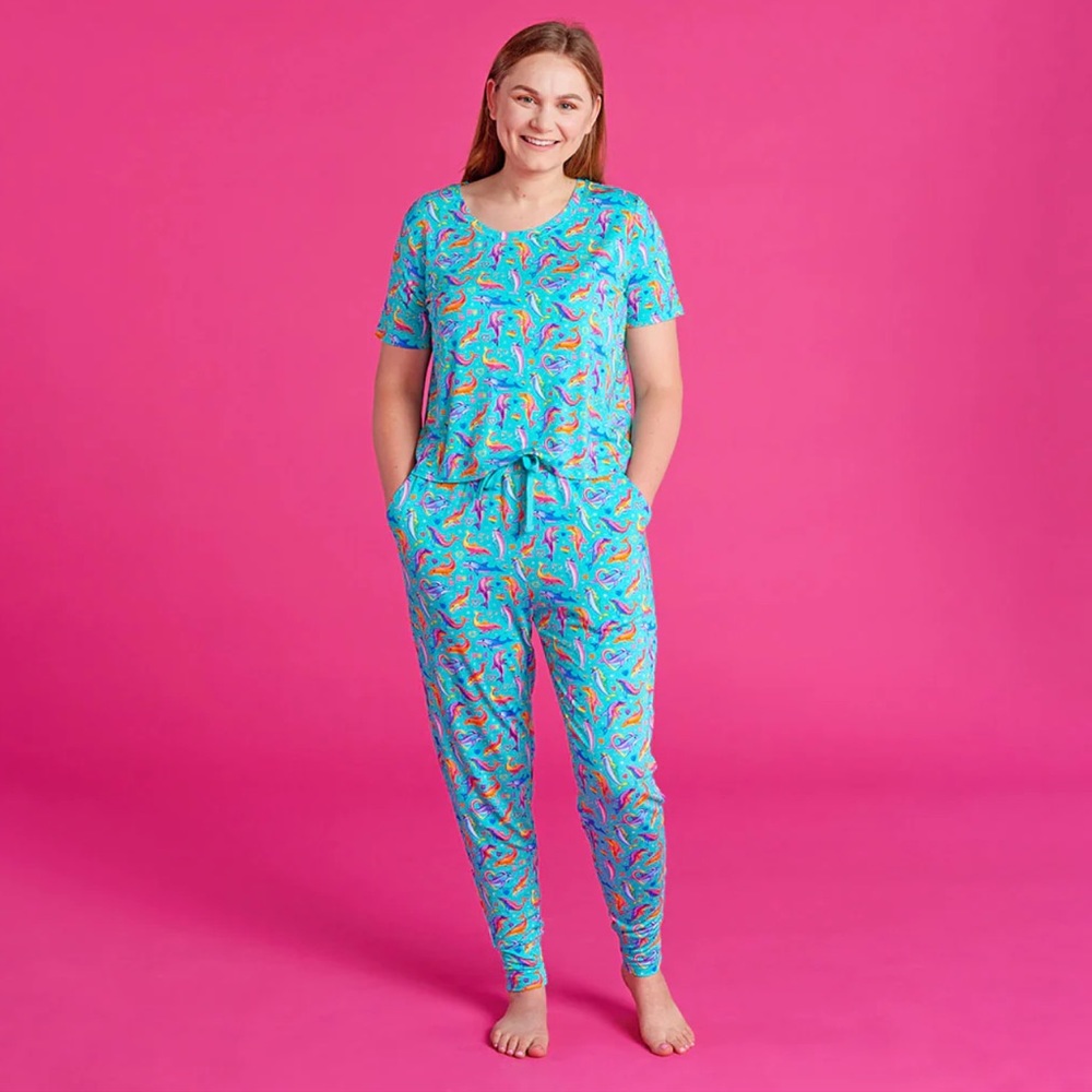 Posh Peanut x Lisa Frank Dancing Dolphins Short Sleeve Scoop Loungewear M NWT - Picture 1 of 11